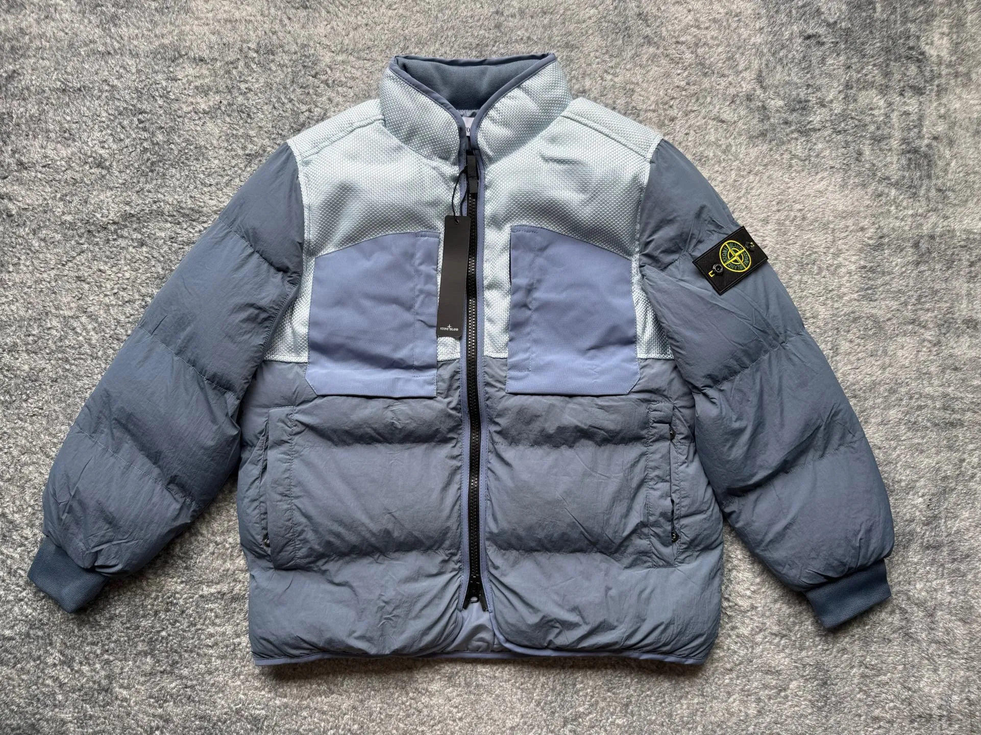 P300 Stone Island Panama splicing deconstructed down cotton jacket. The new and most distinctive down jacket, as its name implies, has a nautical style and a military color. It is characterized by unique research on fibers and fabrics, full of functionality and deconstruction. The new autumn and winter technical fabric splicing down jacket adopts the symbol of Stone Island aesthetics. Fabrics and fashionable splicing elements are perfectly combined to meet the functions and needs of users in different occasions. The full zipper opens, and the neutral collar shape is gentlemanly. The hem has a quite aristocratic temperament. The clothing uses a large area of iridescent three-leaf nylon, which not only has a metallic visual presentation, but also achieves a matte texture and lightweight effect. The ultra-fine fiber structure has excellent insulating properties and is more thermally efficient than other man-made fabrics. The chest protector is surrounded by military-style rough nylon. Its anti-wear and anti-erosion properties can well carry weight outdoors and extend the life of the clothing. The comfortable woven fabric on the chest The cloth forms two pockets, which will not make the skin feel rough in daily use. Vertical zipper pockets on both sides are standard; details such as multi-layer labels and inner pockets will not be described in detail. You can discover it yourself. Stone Island's new work, which covers technology, deconstruction, beauty, practicality and other diversifications, will conquer the trendy winter sailing journey. Super thick filling Color: black, military green, laser green, yellow, silver, haze blue Whole piece [Size] M-2XL Length Chest Shoulder Width M 68 120 65 L 70 124 66 XL 72 128 68 XXL 74 132 70